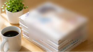 コーヒーのそばに置かれた少女漫画の単行本